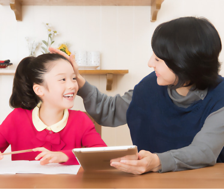 子供を撫でているお母さん